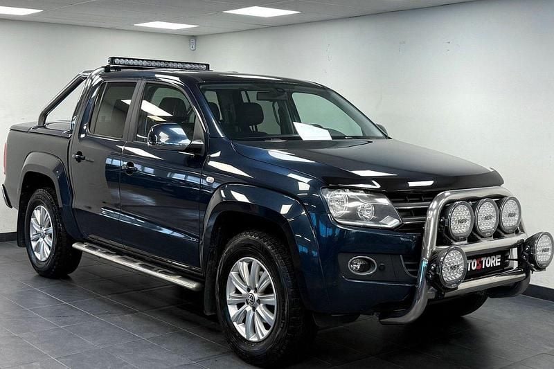 Mörkblå (blå) Begagnad 2014 VW Amarok Highline Pickup | 179 900 kr (Marknadspris) - Bild 1/4