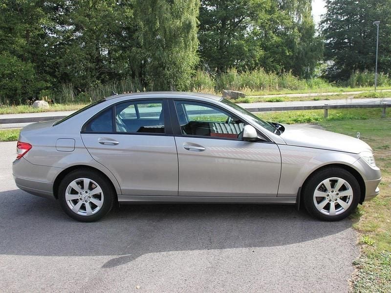 Silver Begagnad 2007 Mercedes C200 Sedan | 89 000 kr (Marknadspris) - Bild 1/4