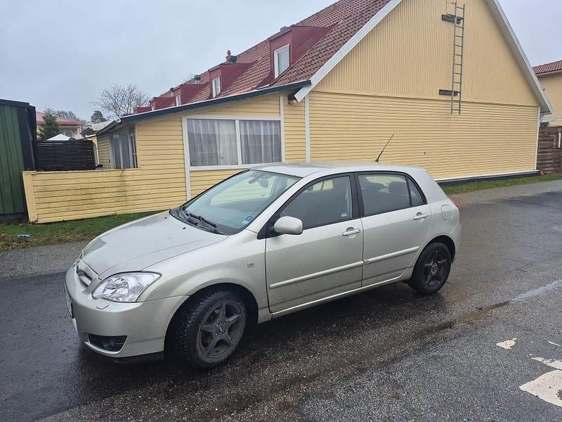 Silver metalic Begagnad 2005 Toyota Corolla Halvkombi | 38 500 kr (Marknadspris) - Bild 1/4