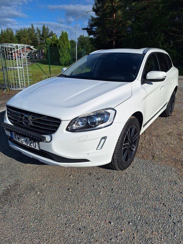 Vit Begagnad 2017 Volvo XC60 Standard SUV | 240 000 kr (Superpris) - Bild 1/4