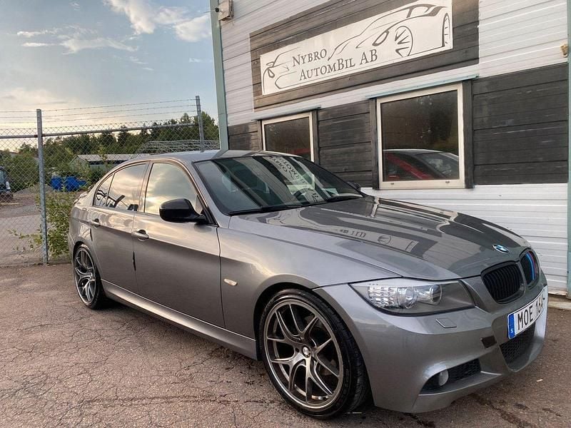 Grå Begagnad 2010 BMW 320 Comfort Edition Sedan | 84 900 kr (Lite dyr) - Bild 1/4