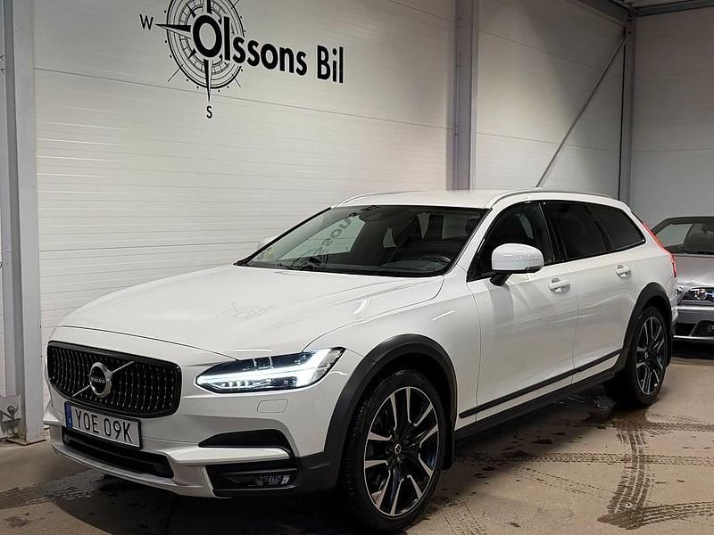 Begagnad Volvo V90 CC Momentum 190 HK (139 kW) 2020 Vit Kombi