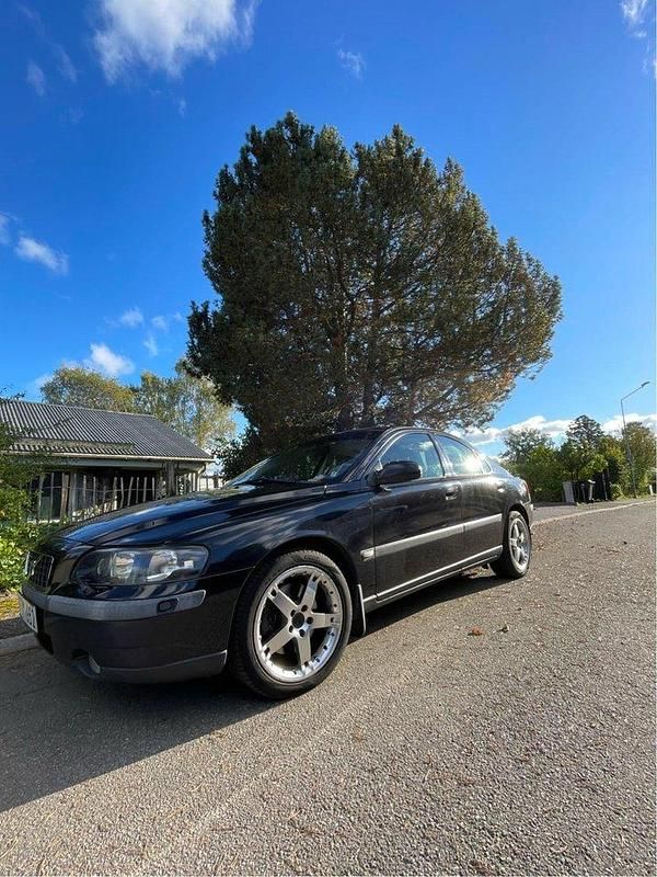 Svart Begagnad 2003 Volvo S60 Business Edition Sedan | 32 500 kr (Marknadspris) - Bild 1/4
