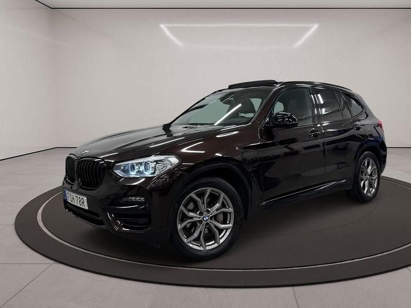 Mörkbrun (brun metallic) Begagnad 2020 BMW X3 Sport Line SUV | 375 900 kr (Marknadspris) - Bild 1/3