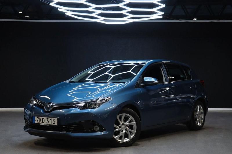 Blå Begagnad 2015 Toyota Auris Hybrid Comfort Halvkombi | 149 900 kr (Marknadspris) - Bild 1/4