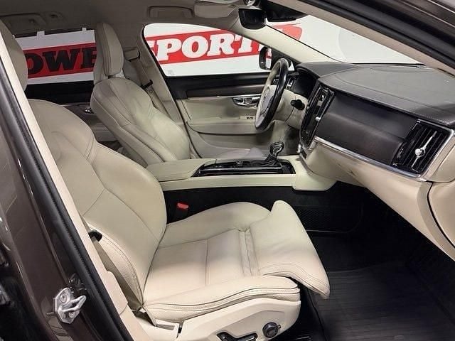 Begagnad Volvo V90 CC Momentum 235 HK (172 kW) 2018 Mörkgrå Kombi