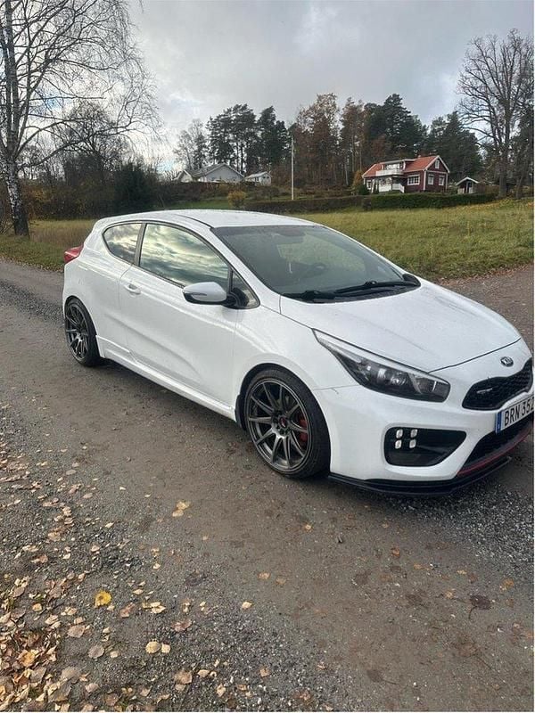 Begagnad Kia ProCeed GT GT 204 HK (150 kW) 2015 Vit Halvkombi