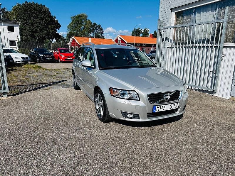 Ljusgrå Begagnad 2011 Volvo V50 Standard Kombi | 99 900 kr (Dyr) - Bild 1/4