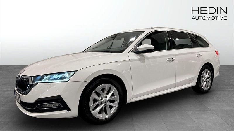 Vit (white) Begagnad 2021 Skoda Octavia Kombi | 169 800 kr (Dyr) - Bild 1/4
