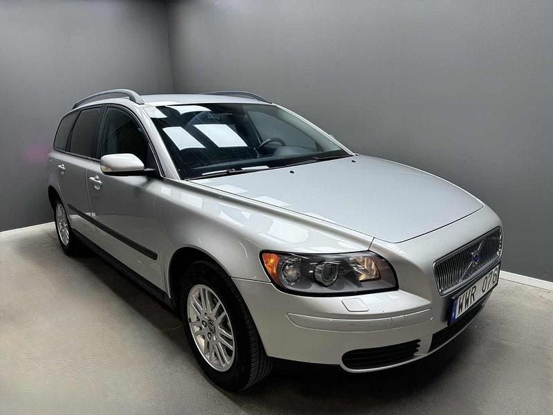 Ljusgrå (grå) Begagnad 2006 Volvo V50 Kombi | 59 900 kr (Marknadspris) - Bild 1/4