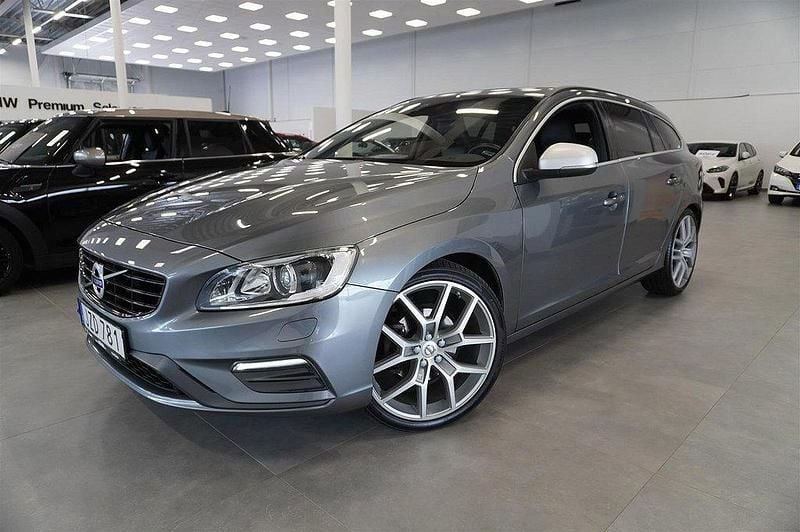 Grå Begagnad 2016 Volvo V60 R-Design Momentum Kombi | 209 900 kr (Dyr) - Bild 1/4