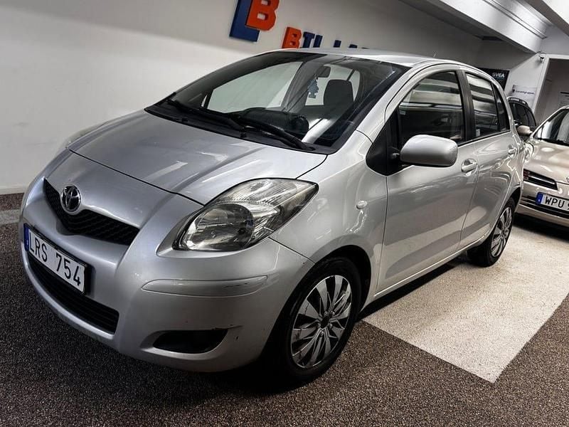 Silver Begagnad 2011 Toyota Yaris Halvkombi | 33 900 kr (Marknadspris) - Bild 1/4