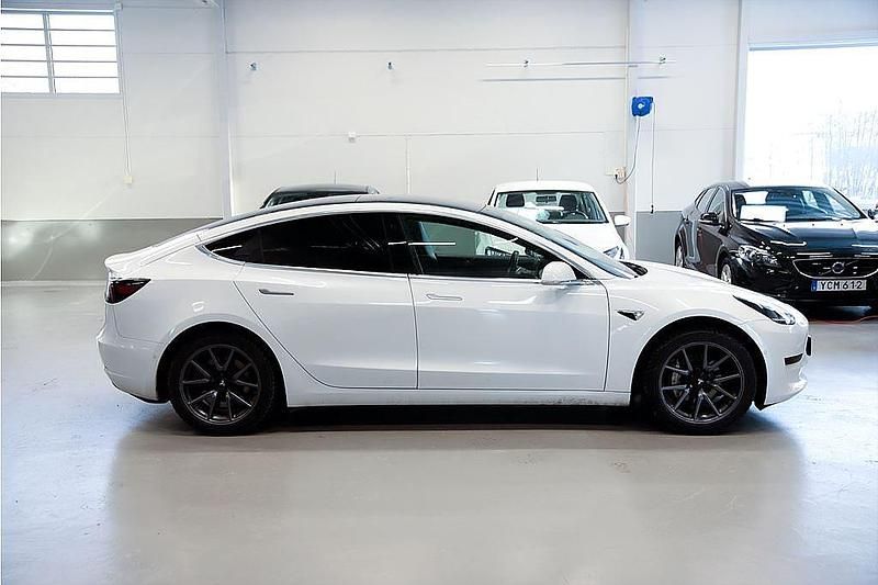 Begagnad Tesla Model 3 Standard Range Plus 239 kW (325 HK) 2019 Vit Sedan