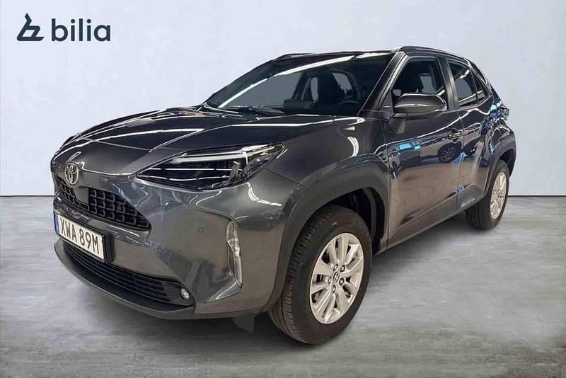 Mörkgrå (grå) Begagnad 2025 Toyota Yaris Cross Active SUV | 299 900 kr (Bra pris) - Bild 1/1