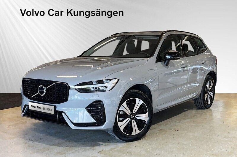 Grå Begagnad 2024 Volvo XC60 Plus SUV | 554 900 kr (Marknadspris) - Bild 1/3