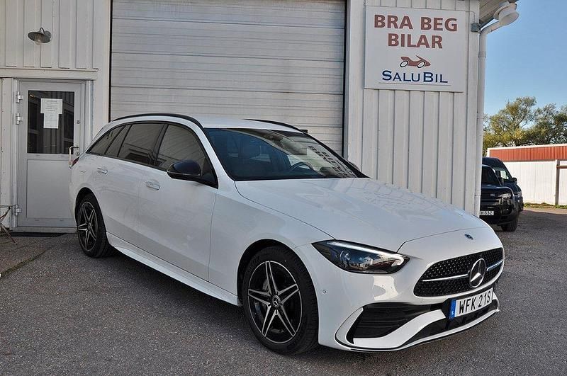 Vit Begagnad 2024 Mercedes C300e AMG Line Premium Kombi | 569 000 kr (Marknadspris) - Bild 1/4