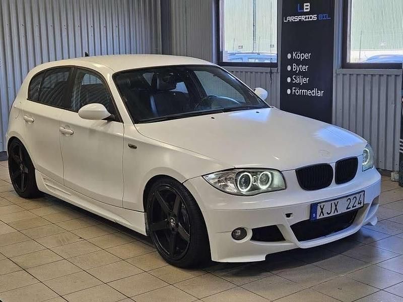 Vit Begagnad 2006 BMW 120 Halvkombi | 68 900 kr (Marknadspris) - Bild 1/4