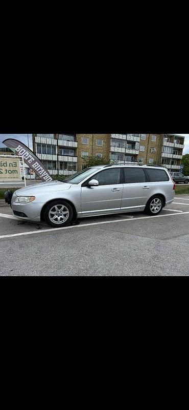Grå Begagnad 2008 Volvo V70 Momentum Kombi | 54 000 kr (Marknadspris) - Bild 1/4