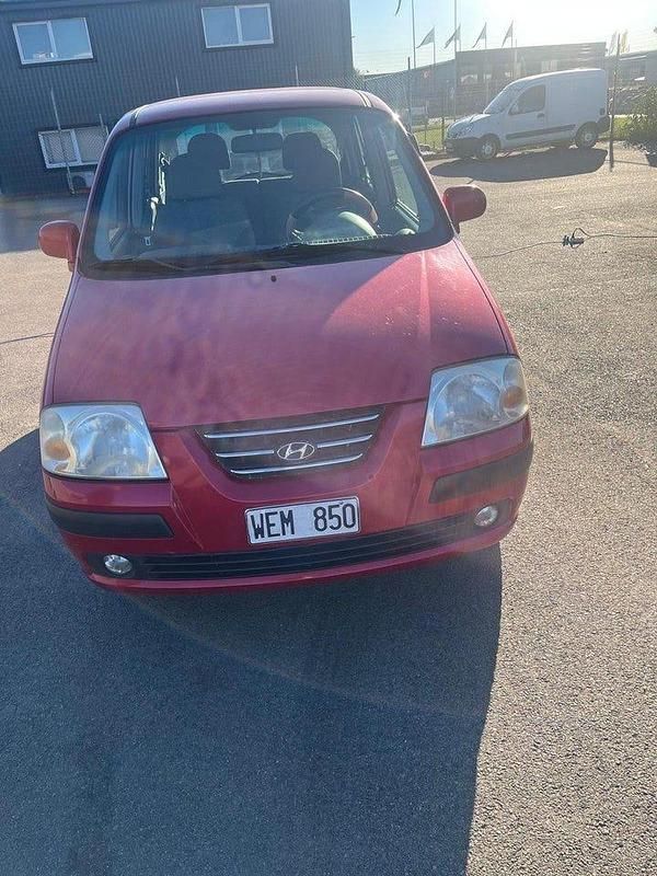 Röd Begagnad 2004 Hyundai Atos Prime Halvkombi | 13 000 kr - Bild 1/4