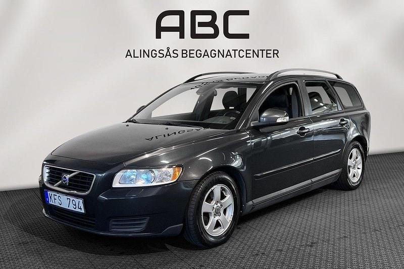Grå Begagnad 2009 Volvo V50 Kinetic Kombi | 39 000 kr (Marknadspris) - Bild 1/4