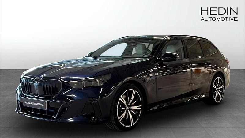 Svart (black) Begagnad 2025 BMW 530e M Sport Kombi | 718 700 kr (Marknadspris) - Bild 1/4