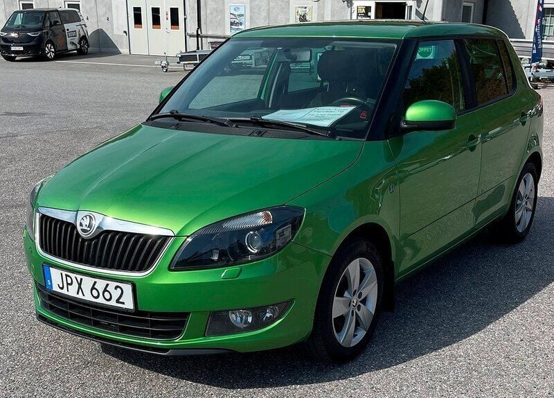 Grön Begagnad 2014 Skoda Fabia Ambiente Halvkombi | 66 900 kr (Dyr) - Bild 1/4