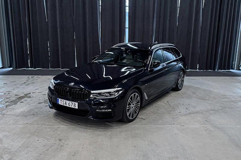 Svart Begagnad 2017 BMW 520 M Sport Kombi | 269 900 kr (Dyr) - Bild 1/4
