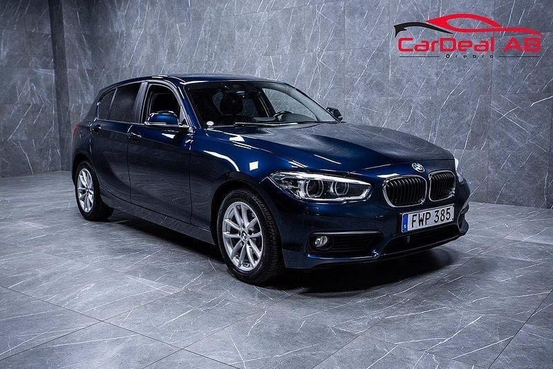 Blå Begagnad 2015 BMW 116 Advantage Halvkombi | 134 800 kr (Marknadspris) - Bild 1/4
