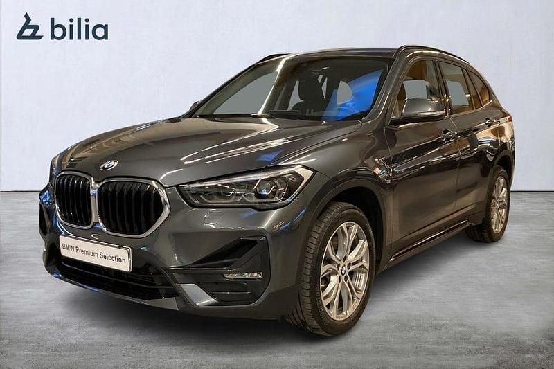 Grå Begagnad 2021 BMW X1 Sport Line SUV | 319 000 kr (Marknadspris) - Bild 1/4