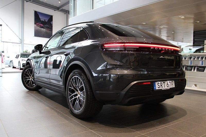 Begagnad Porsche Macan 330 kW (449 HK) 2024 Grå (volcano grey metallic) SUV