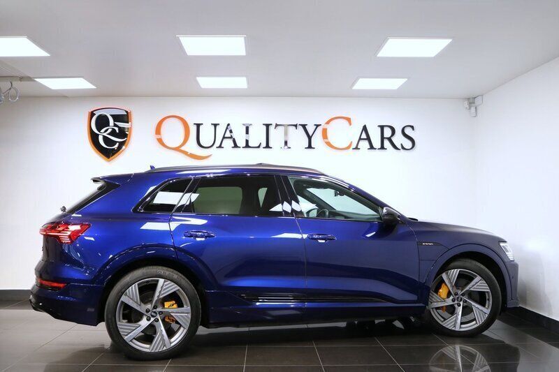 Begagnad Audi e-tron S-Line 300 kW (408 HK) 2020 Blå SUV