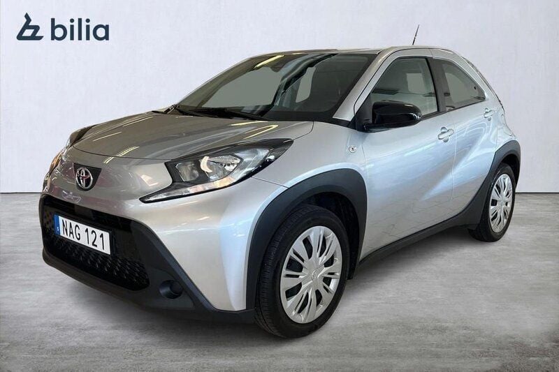 Silver Begagnad 2023 Toyota Aygo Play Halvkombi | 179 900 kr (Marknadspris) - Bild 1/4