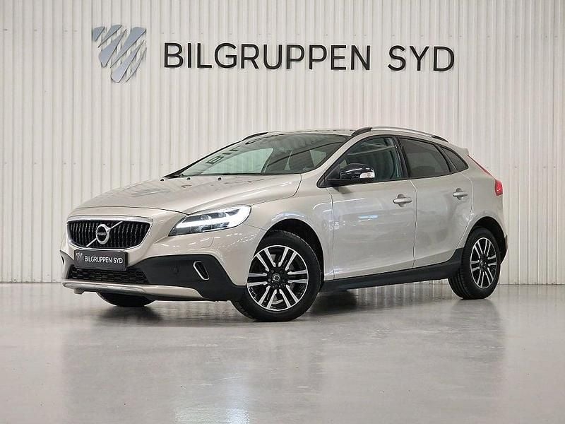Ljusbrun Begagnad 2017 Volvo V40 Kinetic Halvkombi | 179 900 kr (Marknadspris) - Bild 1/4