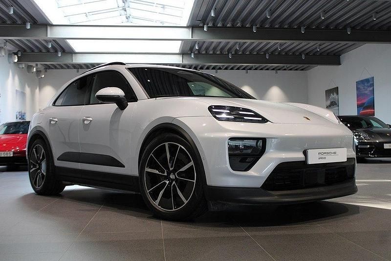 Mörkgrå Begagnad 2024 Porsche Macan SUV | 955 000 kr - Bild 1/4