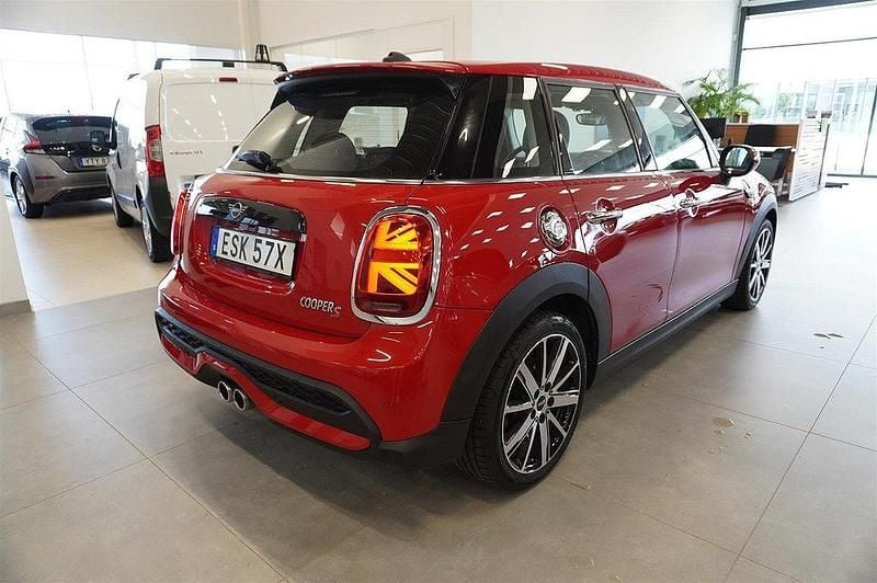 Begagnad Mini Cooper 179 HK (131 kW) 2022 Röd Halvkombi