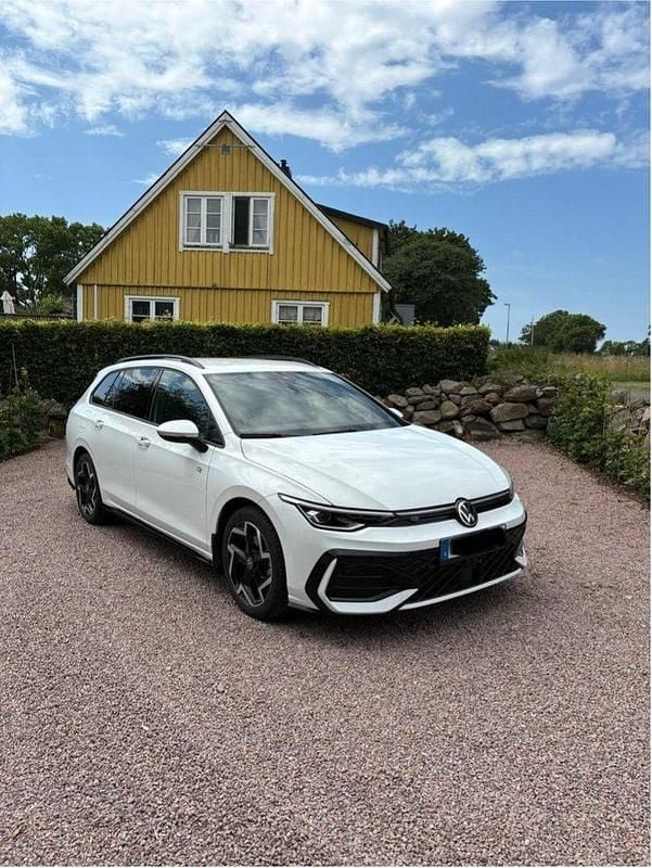 Vit Begagnad 2024 VW Golf VIII R-line Kombi | 339 000 kr (Lite dyr) - Bild 1/4