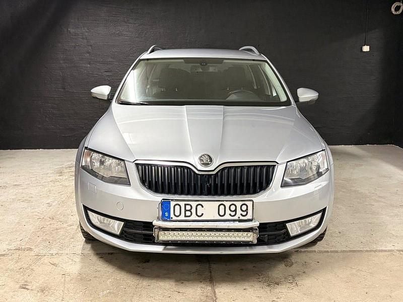 Begagnad Skoda Octavia Ambition 105 HK (77 kW) 2013 Silver Kombi