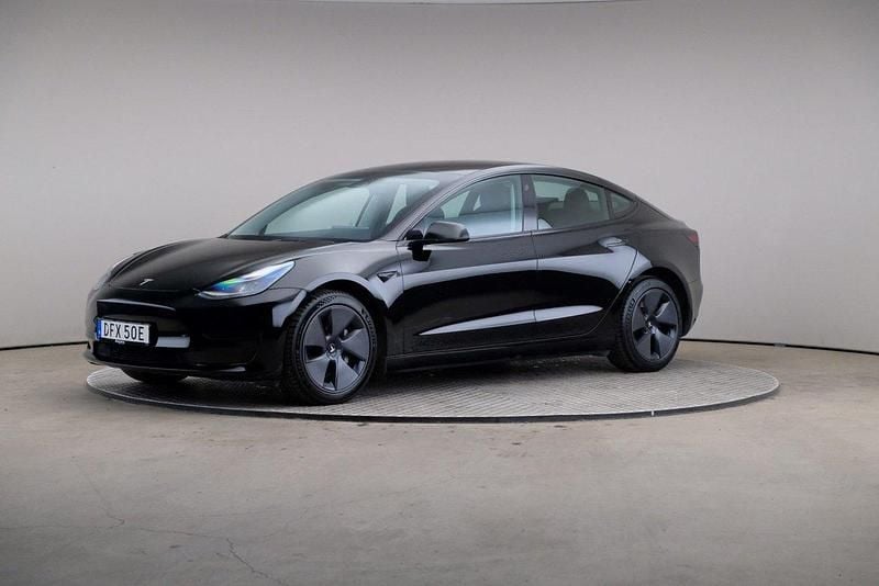 Svart Begagnad 2023 Tesla Model 3 Standard Range Sedan | 315 000 kr (Marknadspris) - Bild 1/4