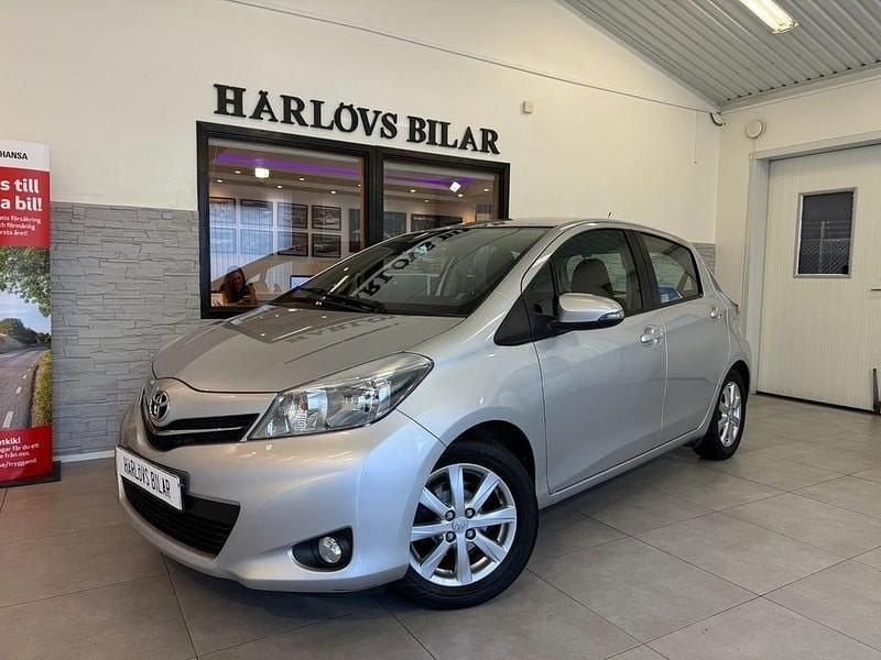 Silver Begagnad 2012 Toyota Yaris Active Halvkombi | 54 900 kr (Marknadspris) - Bild 1/4