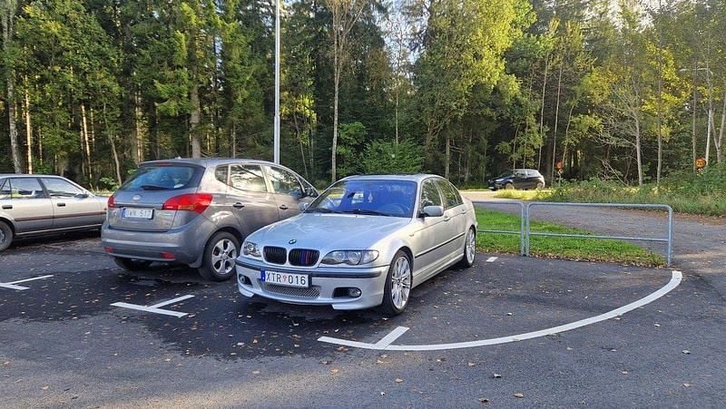 Silver Begagnad 2004 BMW 330 Comfort Edition Sedan | 72 000 kr - Bild 1/4