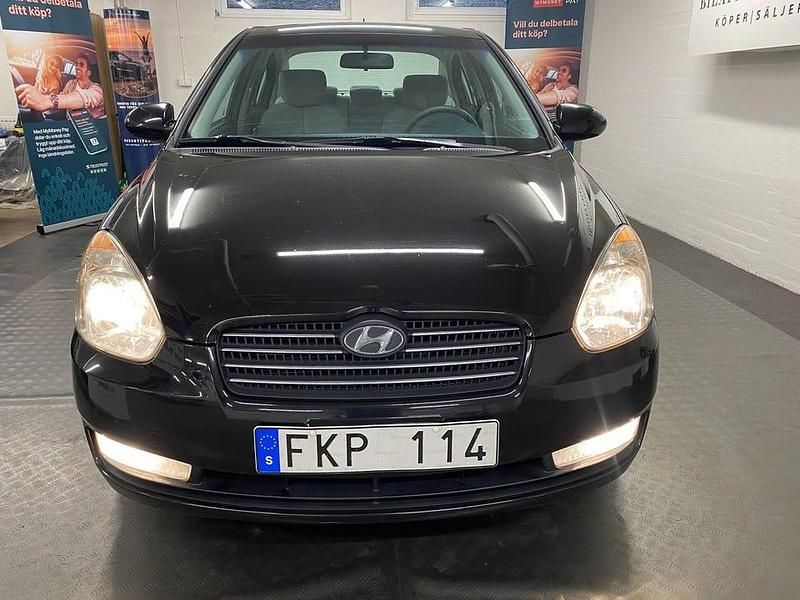 Begagnad Hyundai Accent 112 HK (82 kW) 2007 Svart Sedan