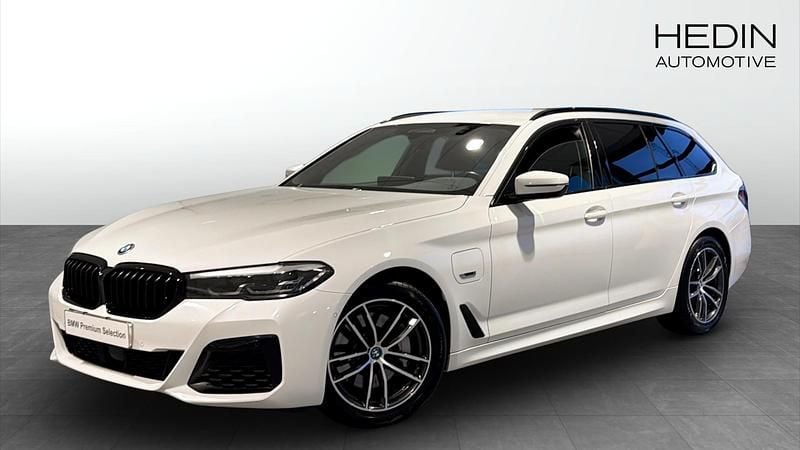 Vit (white) Begagnad 2021 BMW 530e M Sport Kombi | 348 700 kr (Marknadspris) - Bild 1/4