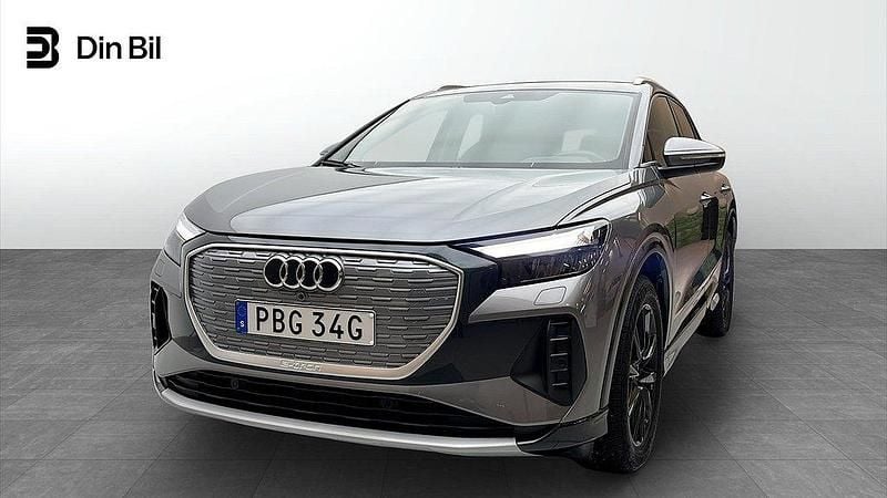 Grå Begagnad 2024 Audi Q4 e-tron Advanced Plus SUV | 449 000 kr (Superpris) - Bild 1/4