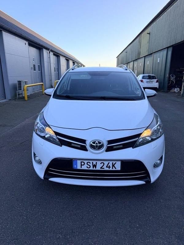 Begagnad Toyota Verso 112 HK (82 kW) 2015 Vit Minibuss