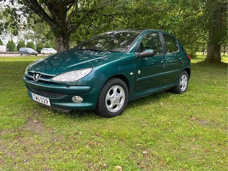 Grön Begagnad 2003 Peugeot 206 Roland Garros Halvkombi | 22 500 kr (Marknadspris) - Bild 1/4