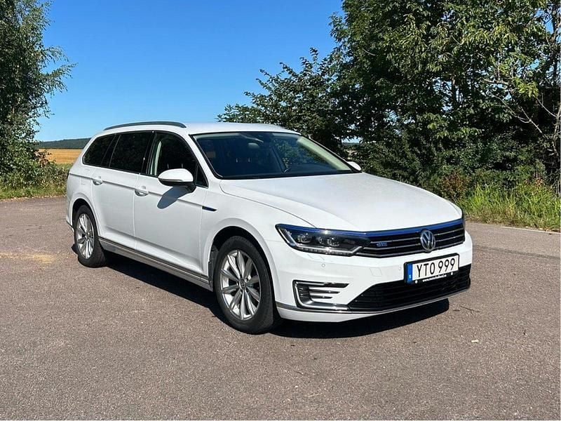 Vit Begagnad 2018 VW Passat GTE Kombi | 134 000 kr (Bra pris) - Bild 1/4