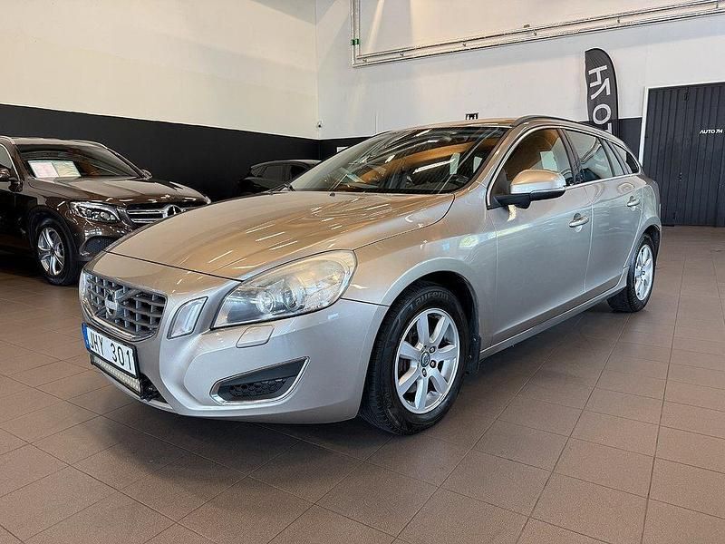 Ljusbrun (brun) Begagnad 2012 Volvo V60 Momentum Kombi | 74 900 kr (Marknadspris) - Bild 1/4