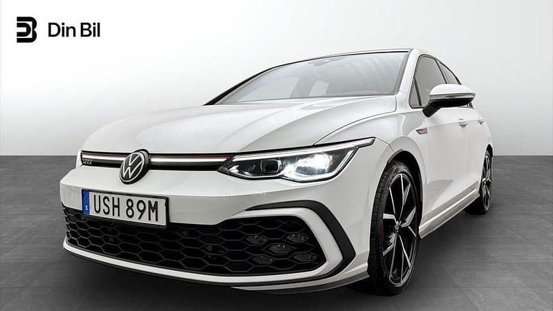 Vit Begagnad 2023 VW Golf VIII GTI Halvkombi | 339 900 kr (Marknadspris) - Bild 1/4