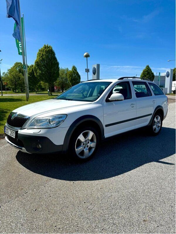Vit Begagnad 2011 Skoda Octavia Scout Kombi | 77 900 kr (Lite dyr) - Bild 1/4