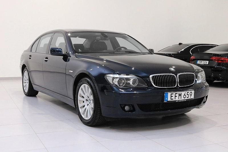 Mörkblå Begagnad 2010 BMW 740L Sedan | 119 900 kr - Bild 1/4